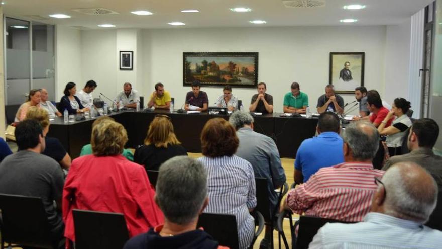 Los trece concejales de la Corporación riosellana, en el Pleno de ayer.