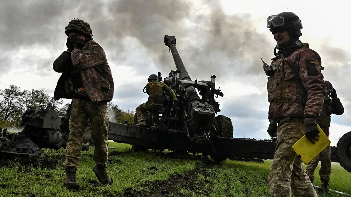 Soldados ucranianos lanzan un misil desde un Howitzer FH-70 en el frente, en la región de Zaporiyia