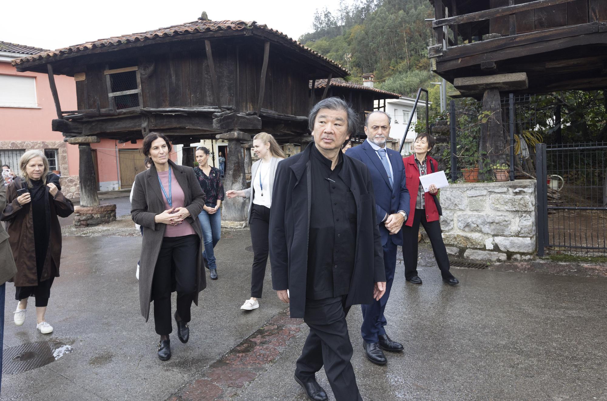 Shigeru Ban disfruta en Asturias: el arquitecto premio "Princesa" de la Concordia visita los hórreos