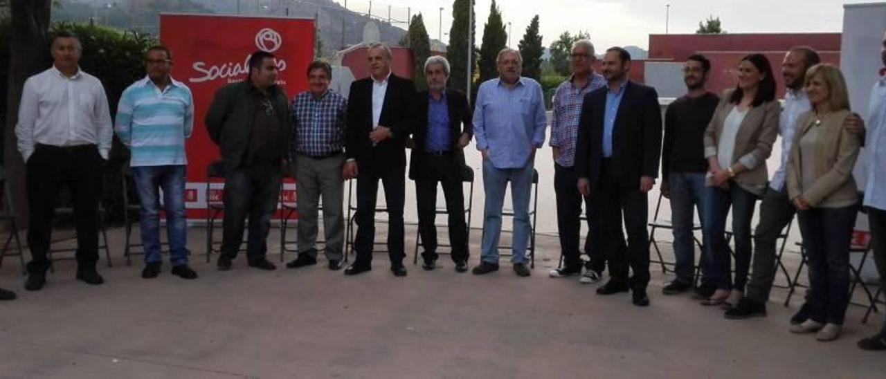 Los alcaldables de la comarca posan tras el acto de presentación de todas las candidaturas.