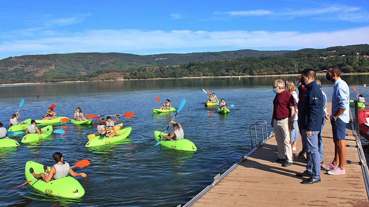 Los niños del campamento de la Xunta de Galicia realizando una de las actividades acuáticas en O Corgo.