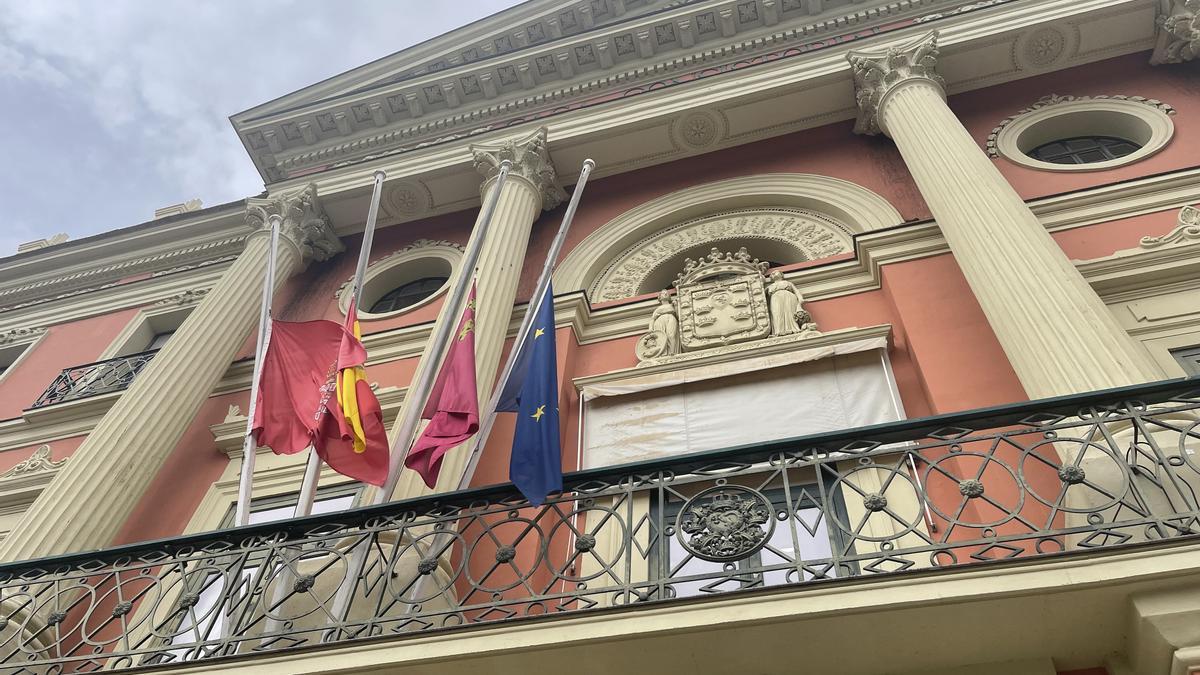 Banderas a media asta en el Ayuntamiento de Murcia