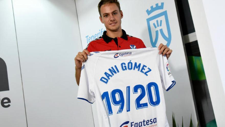 Dani Gómez, mostrando su nueva camiseta en el acto de presentación que protagonizó ayer en el espacio Tenerife 2030.