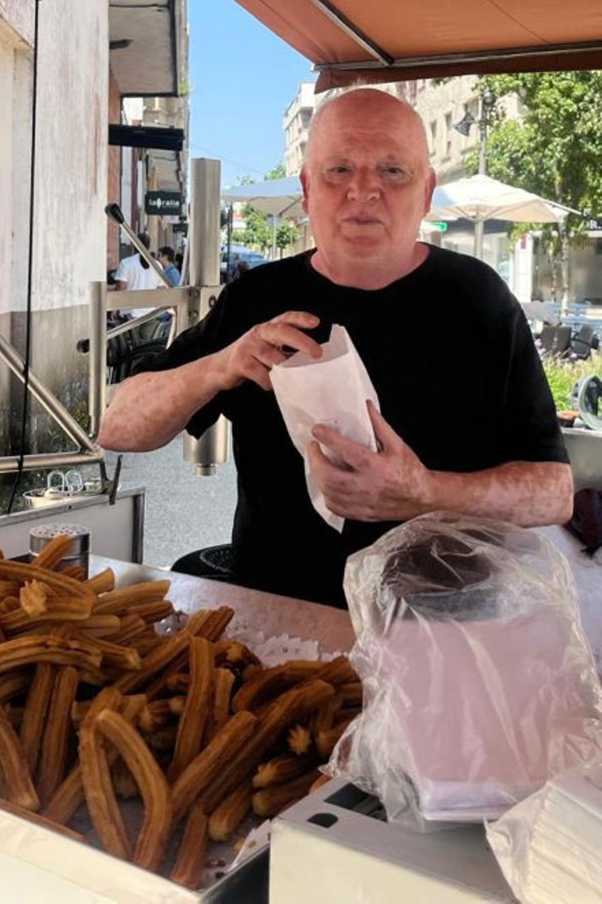 Lafuente en su puesto de churros.