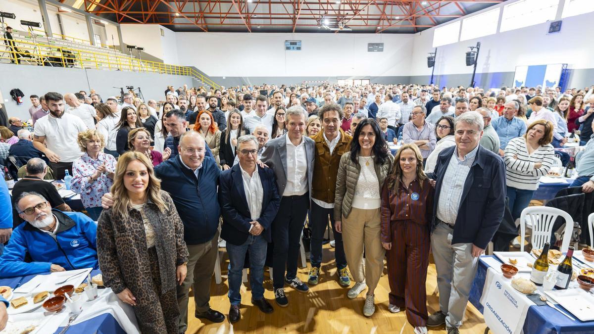 La plana mayor del PPdeG en O Carballiño durante la romería popular