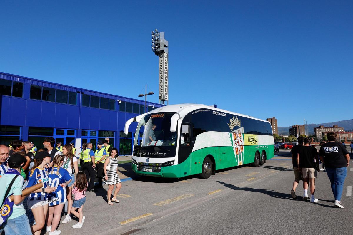 El autobús oficial del Córdoba CF, en El Toralín, en la semifinal por el ascenso ante la Ponferradina.