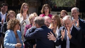 El presidente del PP, Alberto Núñez Feijóo (d), y el presidente del Partido Popular Europeo, Manfred Weber (i) se saludan durante la presentación de Dolors Montserrat como candidata a las europeas. A su lado también Esteban González Pons.