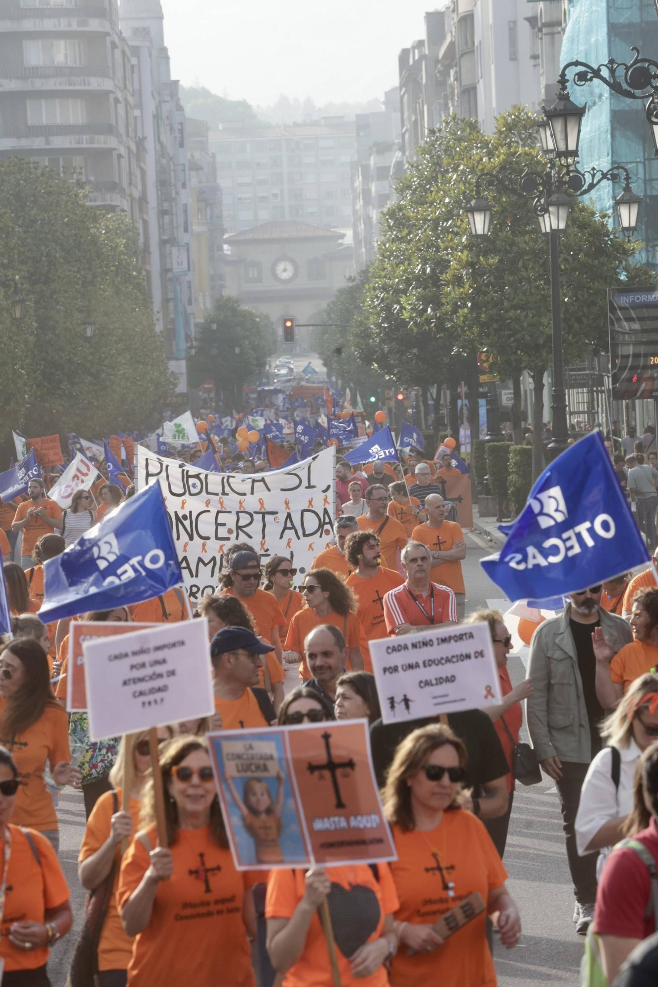 EN IMÁGENES | La marea naranja de profesores inunda Oviedo: manifestación de la escuela concertada