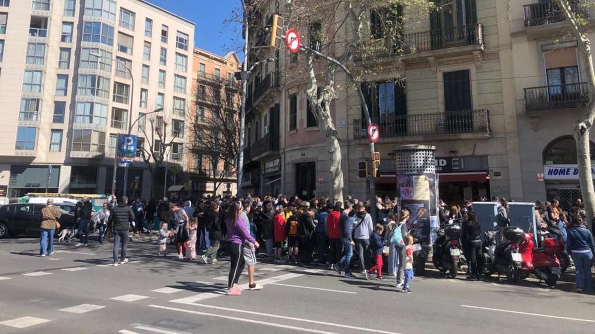 Afluencia de personas en la zona de intercambio de cromos de Sant Antoni, la semana pasada.