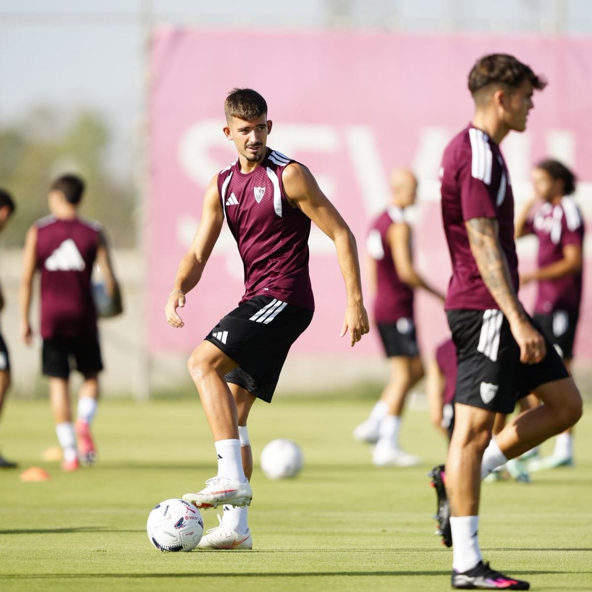 Kike Salas, en un entrenamiento del Sevilla FC en este parón internacional
