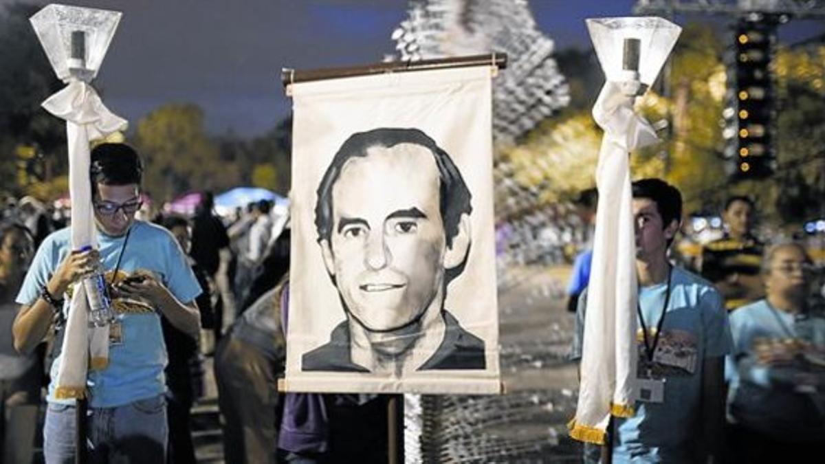 en el recuerdo. Procesión en San Salvador en conmemoración del 25º aniversario del asesinato de Ignacio Ellacuría (en la pancarta) el pasado 15 de noviembre. A la izquierda, Alfonso Domingo, el autor de este artículo.