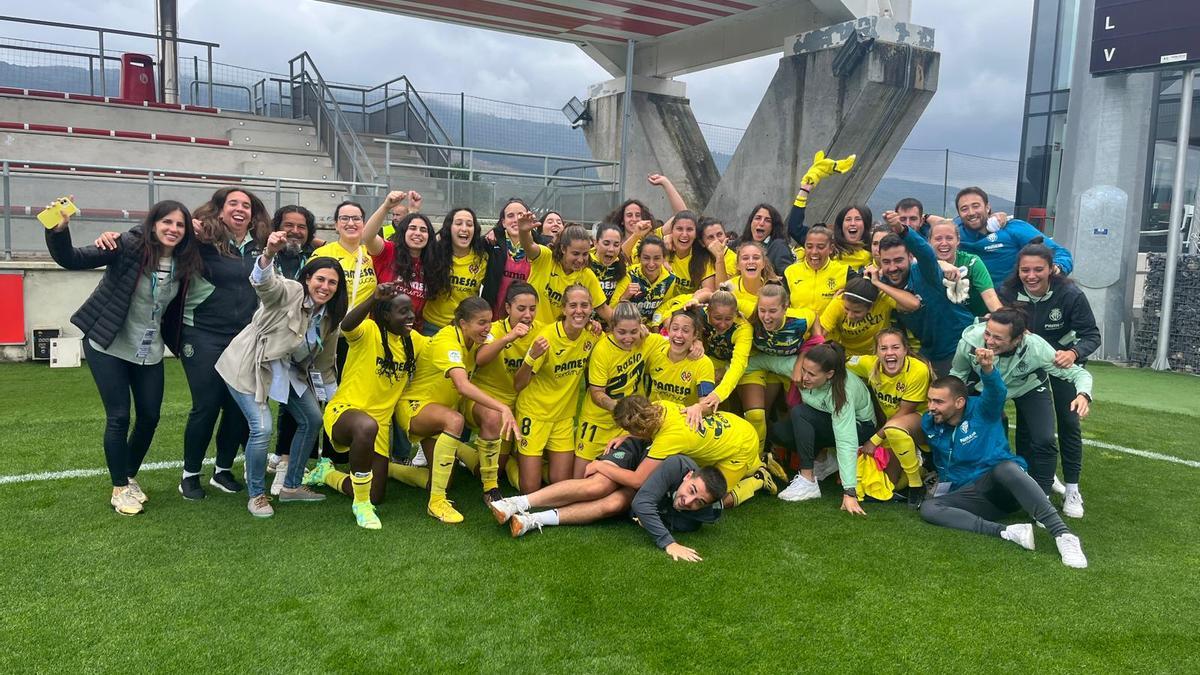 Jugadoras y cuerpo técnico celebran la permanencia sobre el césped de Lezama.