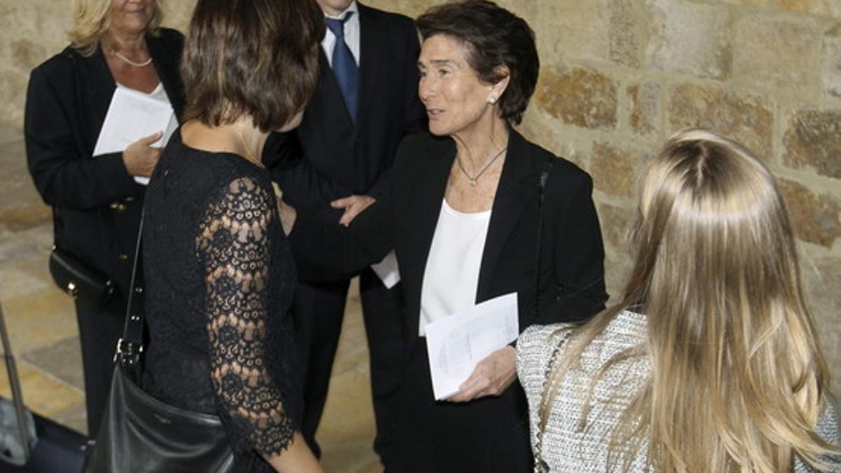 La viuda de Emilio Botín, Paloma O'Shea, recibe el pésame por la muerte de su marido, tra el funeral.