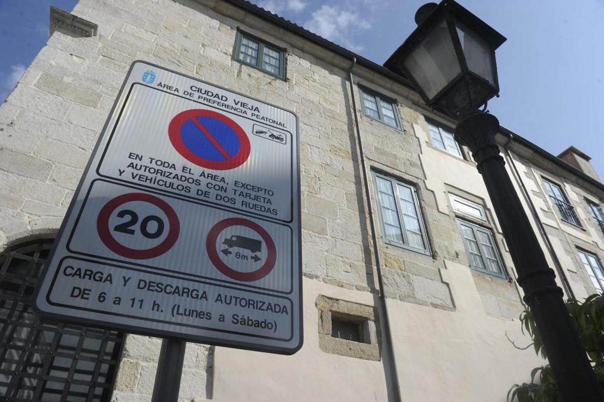 Señal informativa con indicaciones de peatonalización en la Ciudad Vieja.