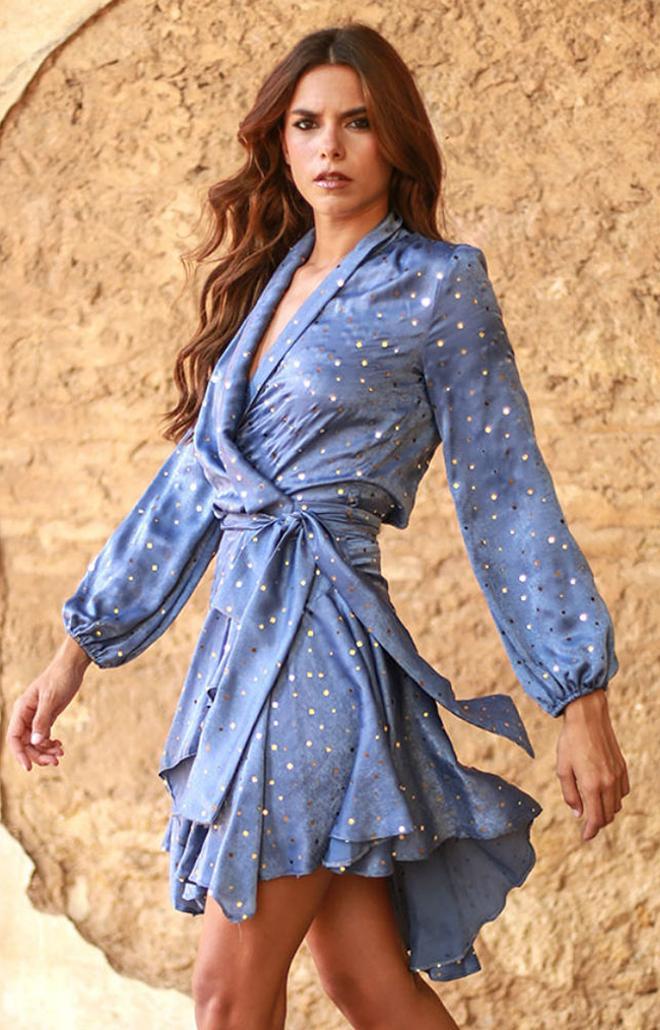 Vestido cruzado con estampado de estrellas, de Capriche