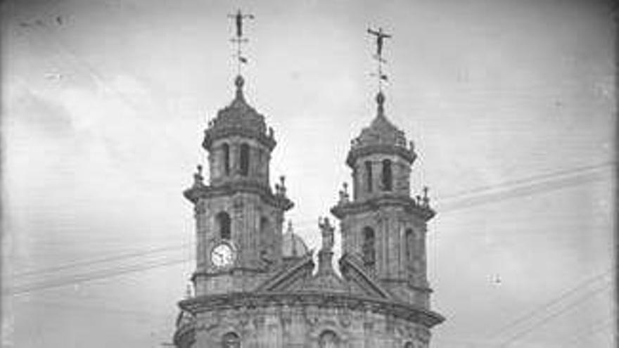 Dos «escalatorres» en lo alto de la Peregrina en las fiestas de 1915.