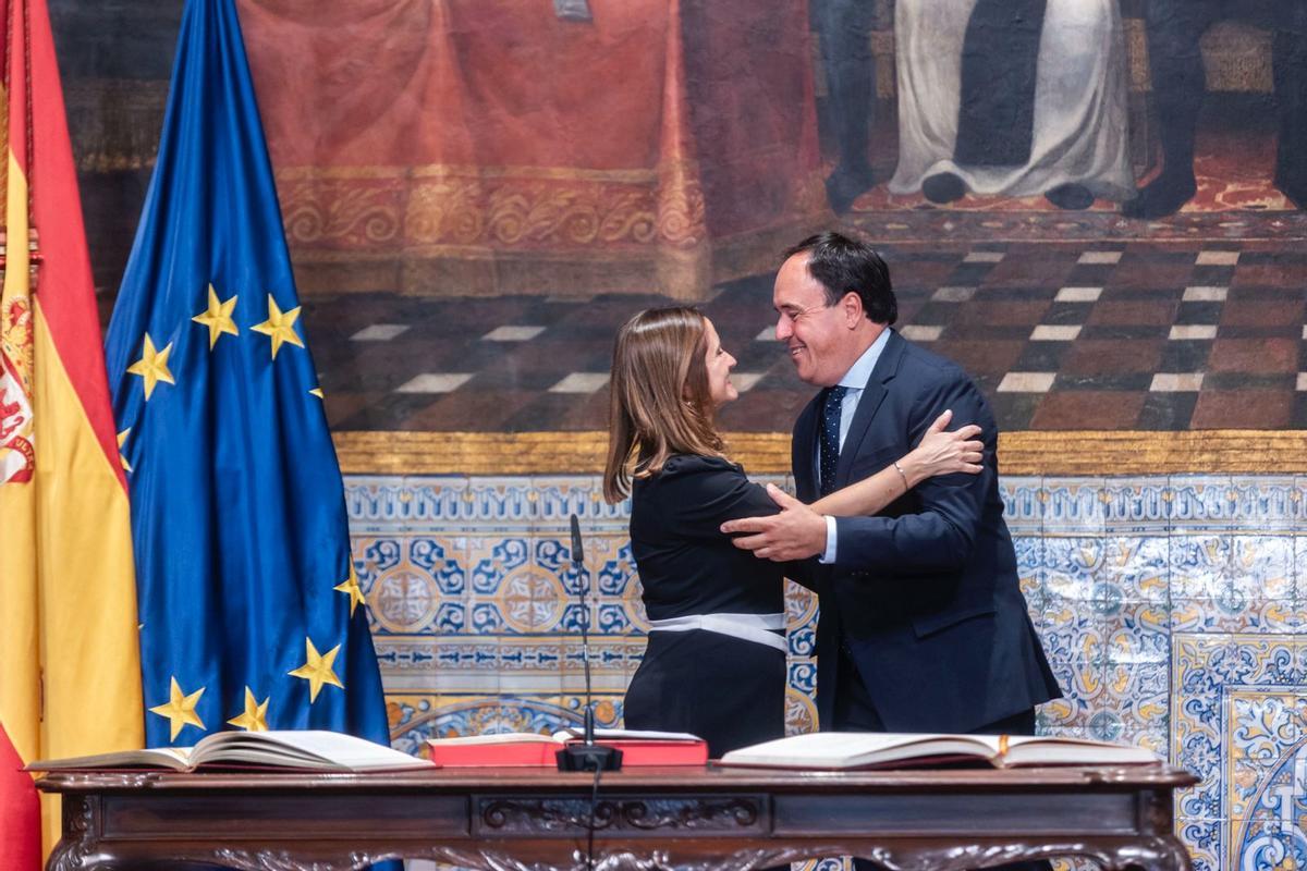 El president de la Generalitat, Juanfran Pérez Llorca, y la nueva presidenta de la AVL, Maria Àngels Francés