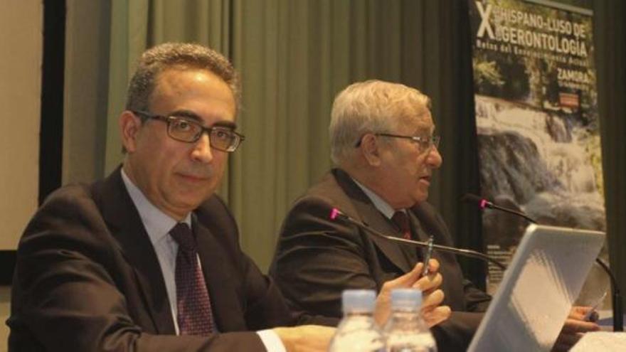 Antonio Sánchez  y Eduardo  Montes, ayer en la conferencia plenaria. / Foto  José Luis Fernández