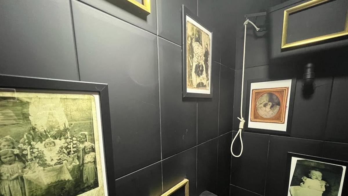 El baño de Spirits Cocktails BCN tiene fotografías ‘post mortem’ y soga.