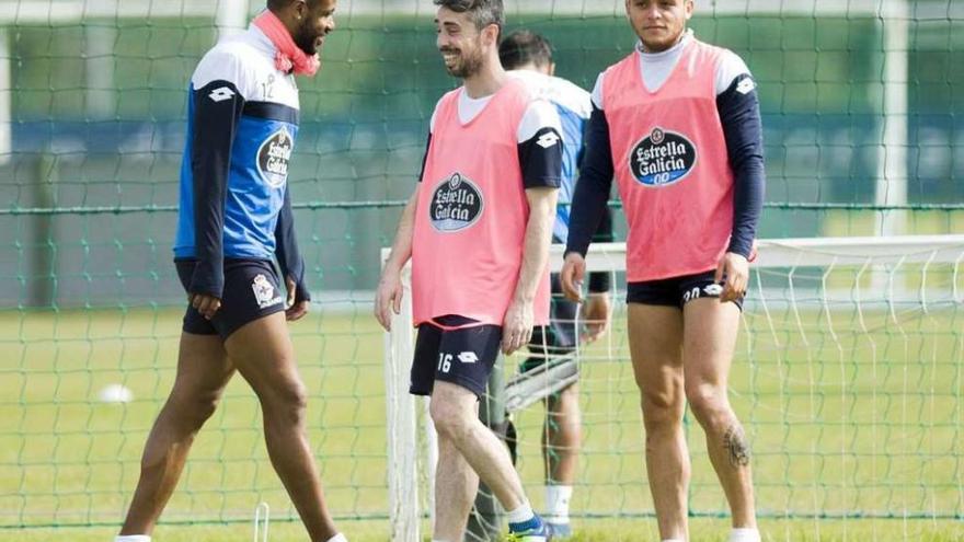 Luisinho, entre Sidnei y Jonathan, durante el entrenamiento de ayer en Abegondo.