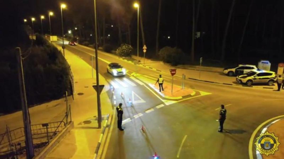 Imagen de archivo de un control policial nocturno coordinado en Ontinyent.