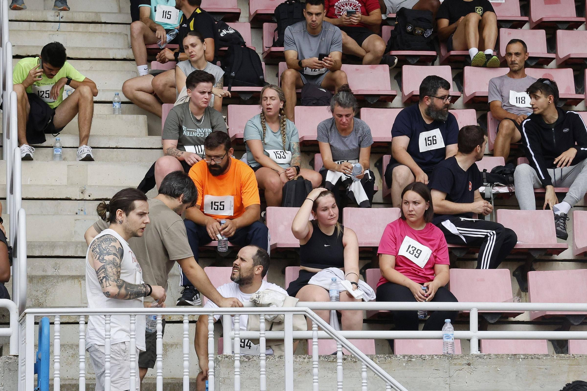 Pruebas físicas de los aspirantes a bomberos forestales en el estadio Verónica Boquete de Santiago