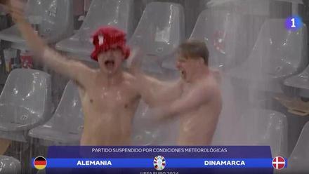 ¡Ya es la imagen viral de la Euro! Dos fans y su ducha en el parón del Alemania - Dinamarca por la tormenta