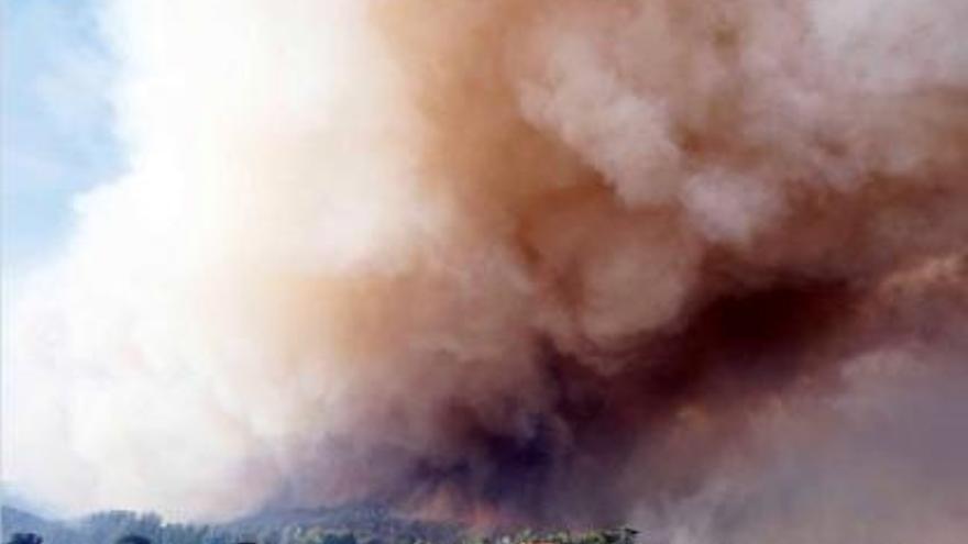 Una tramuntanada de 100 km/h facilita l&#039;expansió imparable de les flames