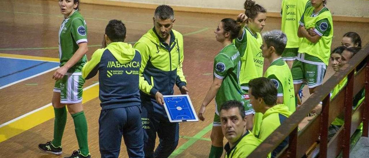 El banquillo ourensano, durante el último partido de liga en el pabellón de Os Remedios, contra el Leganés. // Carlos Peteiro