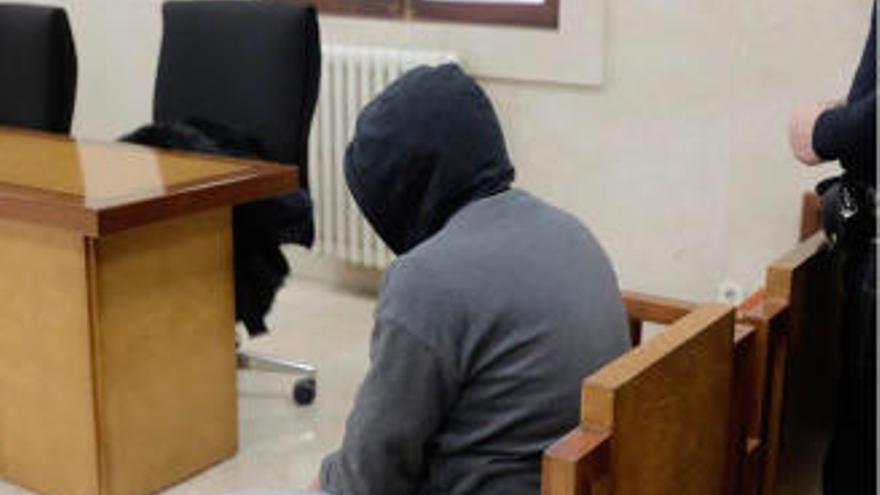 Un hombre admite haber violado a su hija de 15 años a la que acababa de conocer en Mallorca