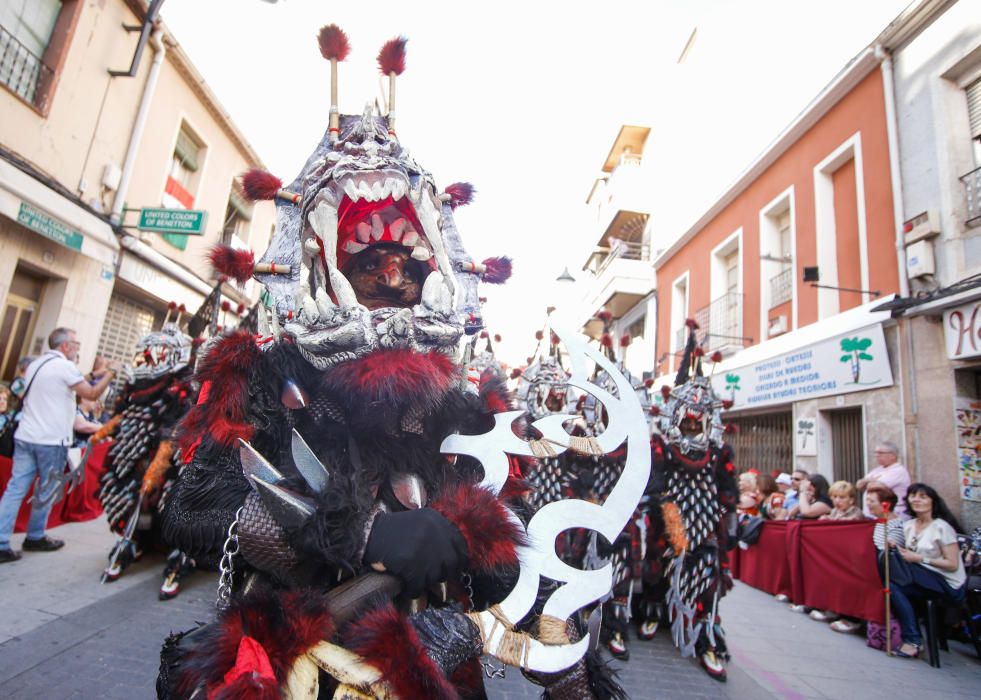 El bando de la media luna ofreció un majestuoso espectáculo en el segundo gran desfile de los Moros y Cristianos de la ciudad