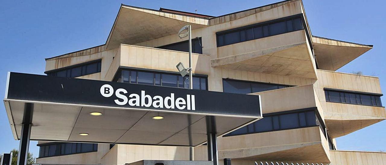 El edificio de los servicios informáticos del Sabadell en Alicante.