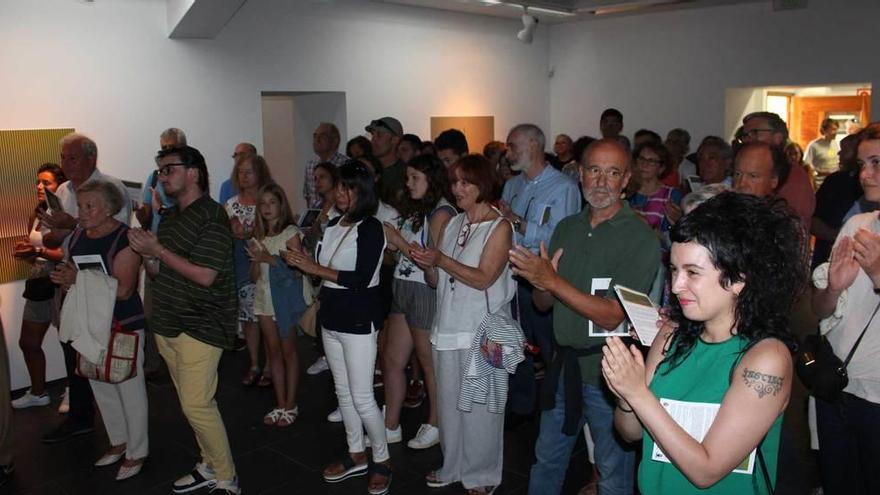 El público aplaude en el acto inaugural de la exposición.