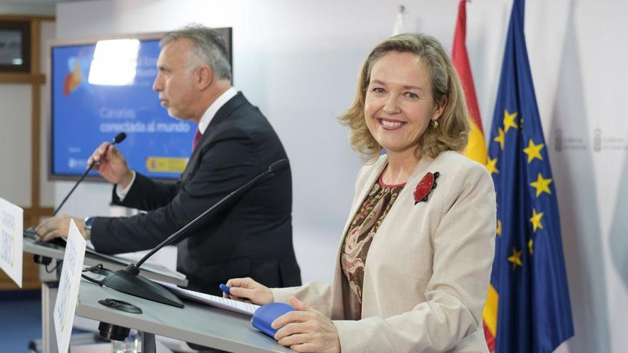 Nadia Calviño, ayer, con el presidente canario, Ángel Víctor Torres, en la sede de Presidencia en Las Palmas de Gran Canaria.