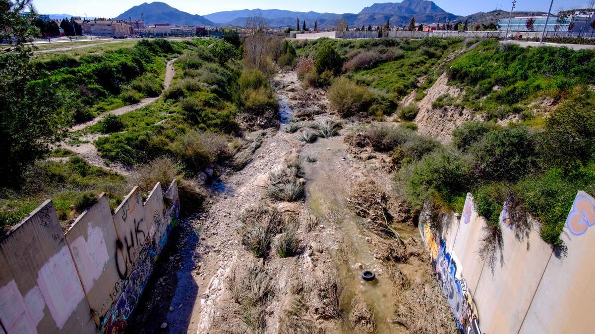 El agua de Puça termina filtrándose en el cauce del casco urbano de Petrer antes de llegar al río Vinalopó en Elda.
