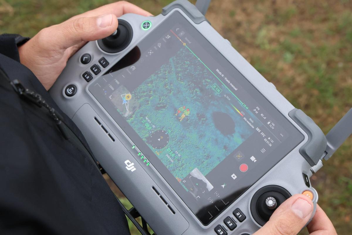 Monitor desde el que se controlan el dron dotado con IA para prevenir incendios. O Galiñeiro. Vincios. 18 noviembre 2025. Alba Villar