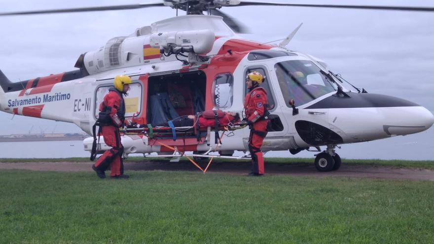 Momento del rescate del joven que se precipitó en el Cerro de Santa Catalina