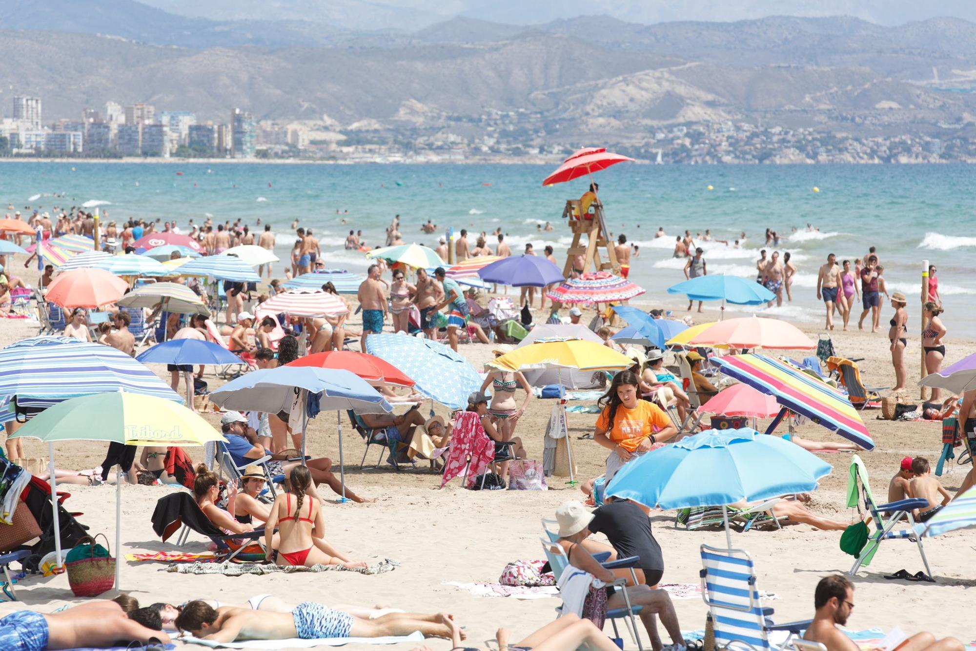 Agosto llega con las playas al completo en Alicante