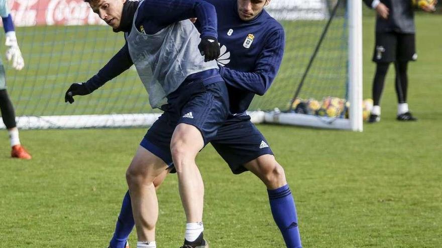 Hidi y Folch pelean por una pelota en el entrenamiento de ayer.