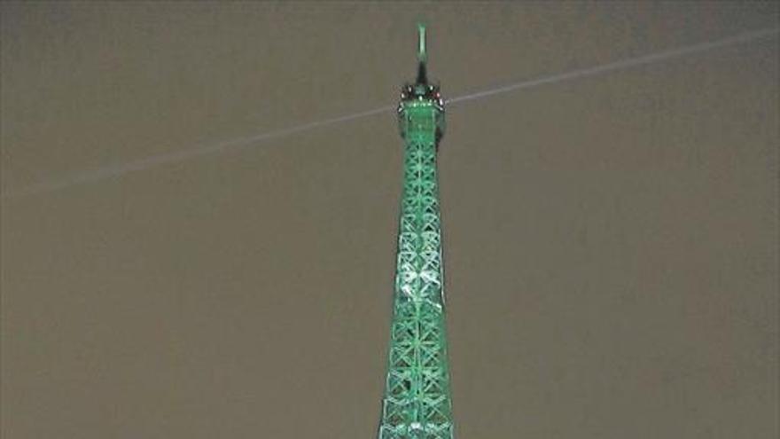 La torre Eiffel se lava la cara