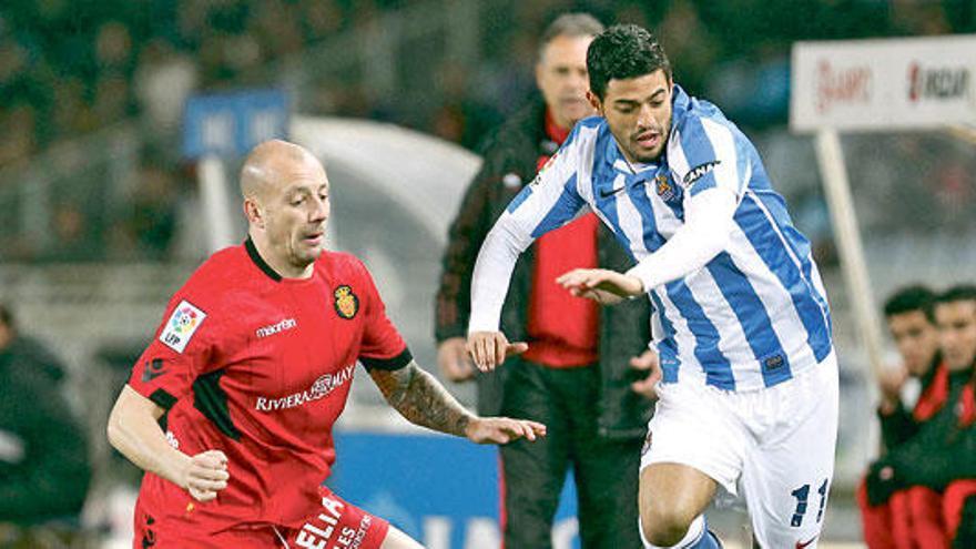 Hutton defiende al mexicano Vela en la visita del Mallorca a la Real Sociedad la pasada Liga.