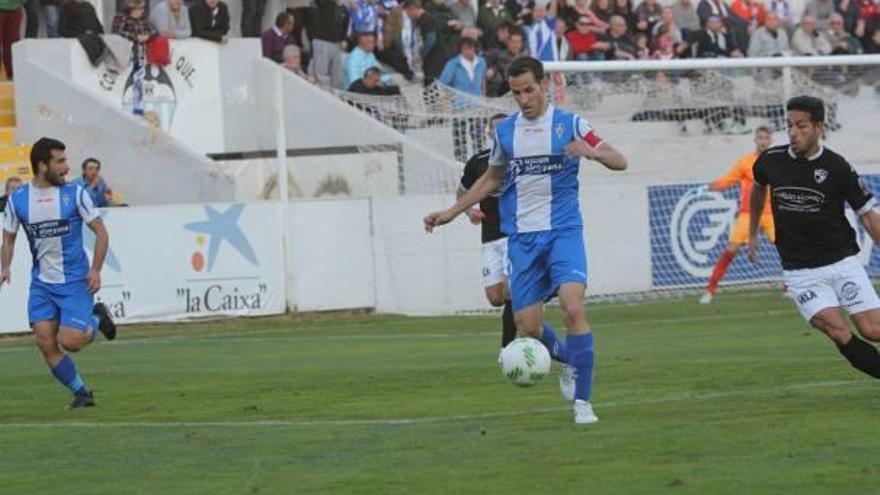 El lateral Navarro, con el balón, durante el último partido en El Collao frente al Ebro.