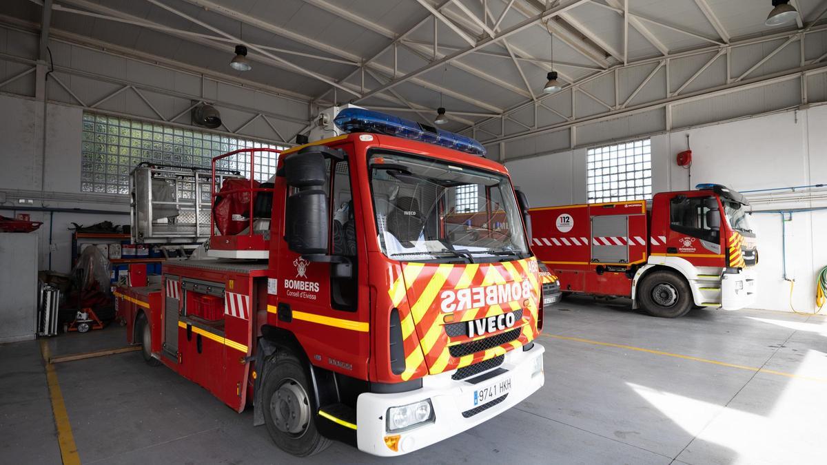 Dos de los camiones de los bomberos de Ibiza, en el garaje del Parque Insular