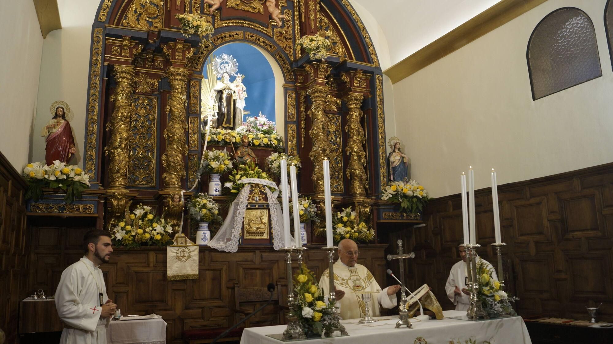 La Virgen del Carmen del Camino congrega a cientos de fieles en su ermita.