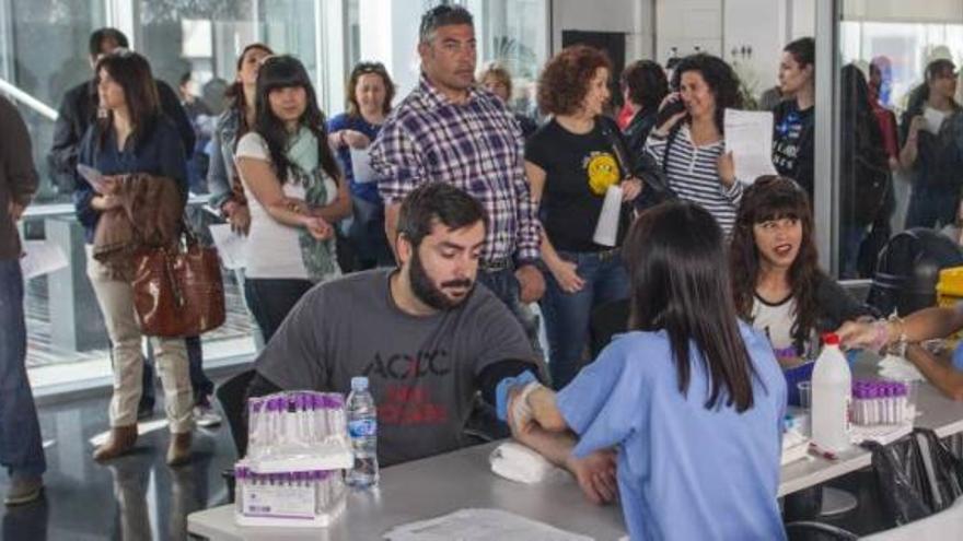 Cientos de personas pasaron ayer por la donación de médula que organizó la familia de una niña de Elche con una enfermedad rara que necesita un donante.