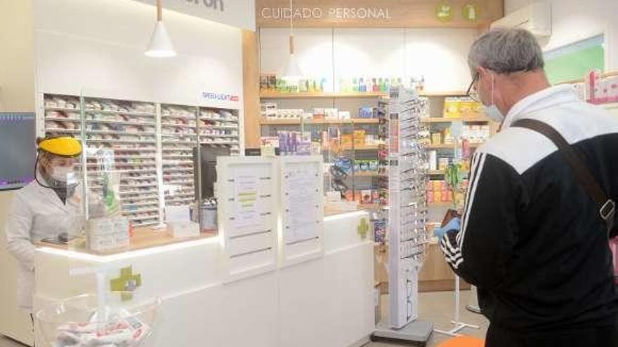 Interior de la farmacia Corón, la pasada semana. // Noé Parga