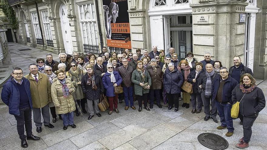 Participantes en el último viaje del programa Rutas Culturales del Concello de Marín.  // FdV