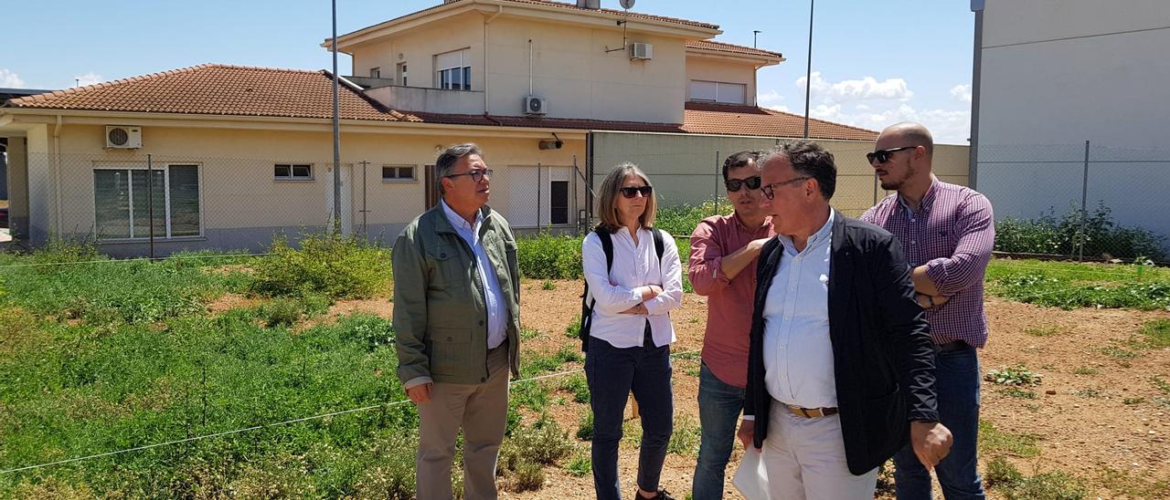 Visita de la representante del Ministerio de Trabajo junto al alcalde Ramírez a la parcela donde se hará el inmueble