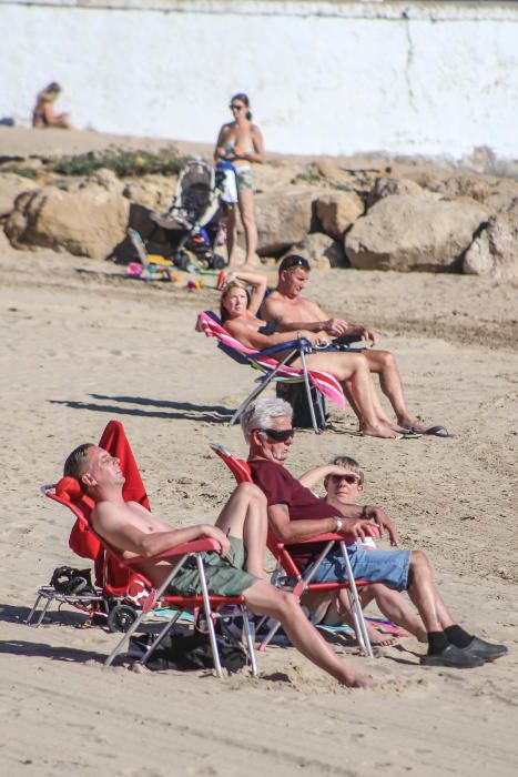 Las inusuales altas temperaturas han animado en los últimos días la afluencia a las playas de la Vega Baja. Aquí imágenes de la playa del Cura en Torrevieja.