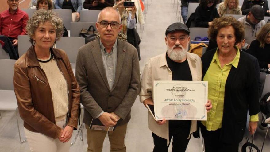 Por la izquierda, Belén Alonso, Antón García, Alfredo Garay (con su diploma) y Teresa Iglesias. | A, VELASCO